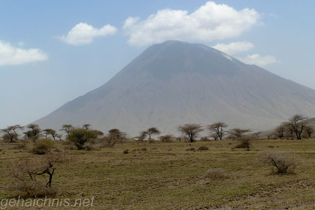 Ol Doinyo Lengai. Für die Massai der Sitz ihres Gottes. Dieser aktive Vulkan liegt etwa 120 km nordwestlich von Arusha im Ostafrikanischen Grabenbruch. Der letzte Ausbruch war 2006