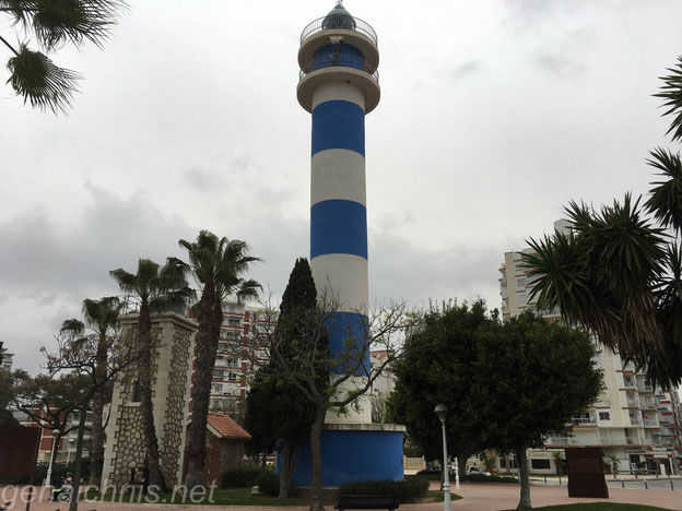 Der 1974 erbaute neue Leuchtturm direkt an der Strandpromenade ist noch immer aktiv und sendet Signale bis zu 13 Seemeilen hinaus