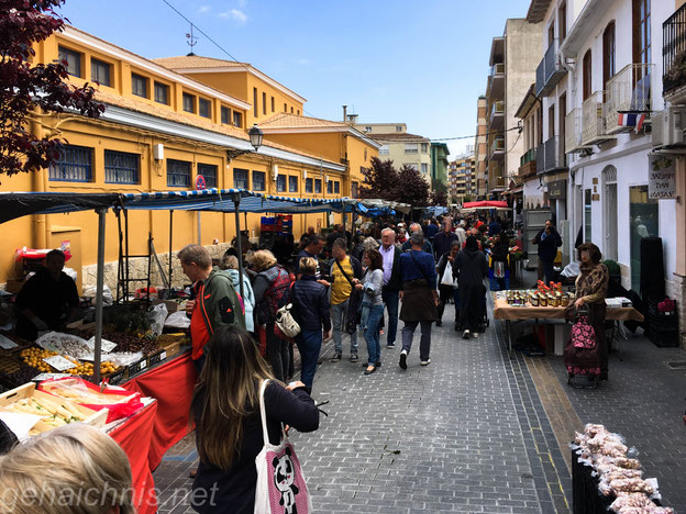 Markt, links das gelbe Gebäude ist die Markthalle Dénias