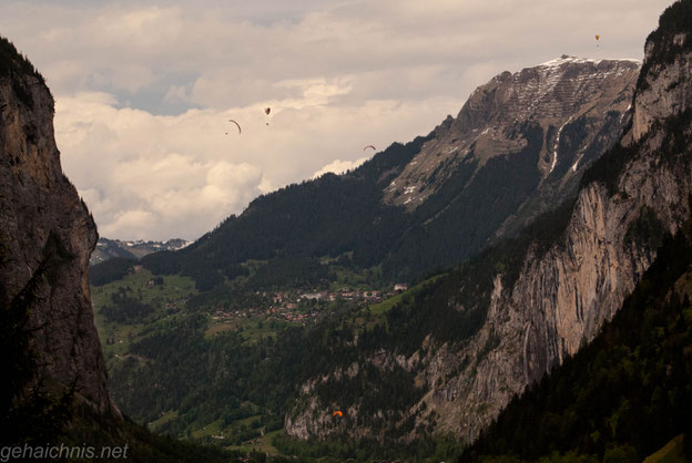 Gleitschirmflieger am Abendhimmel nutzen die Thermik