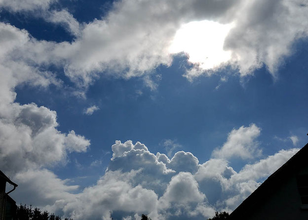 Sonne-Wolken-Spiel. Bisher ohne Regen.