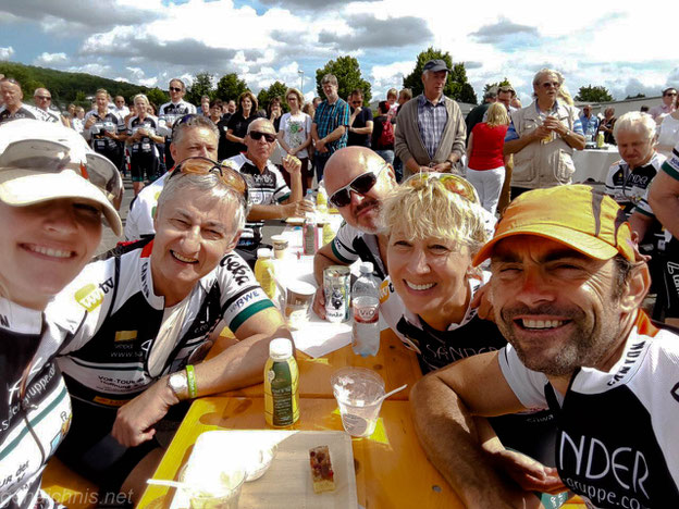Selfie mit Marcel Wüst, Susanne, Joachim, Paul und Hans-Jürgen beim Stopp in Wiebelsheim (Foto: Susanne H.)
