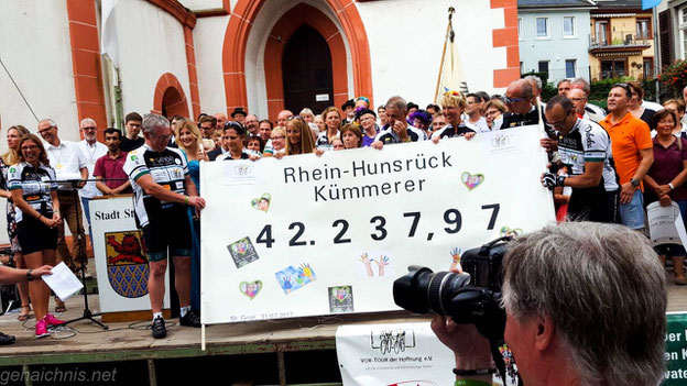 Wir Kümmerer aus der Region rund um Kastellaun/Kirchberg/Emmelshausen/St. Goar übergeben unseren Spendenscheck an die VOR-TOUR 2017