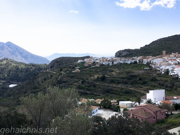 Am Horizont im Dunst etwas zu erkennen die Skyline von Benidorm