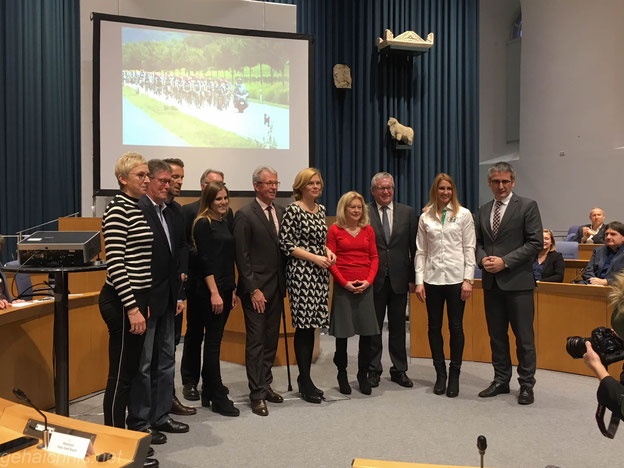 Petra Behle, Franz-Josef Kemper, Michael Puderbach, Laura Lahm, Hans-Peter Durst, Julia Klöckner, Ellen Wessinghage, Hans-Josef Bracht, Caroline Hingst, Hendrik Hering (v.l.n.r.) - prominente Unterstützer der VOR-TOUR der Hoffnung!
