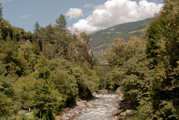 Die Zenoburg gehört schon zur Gemeinde Dorf Tirol