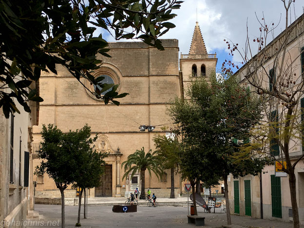 Die eindrucksvolle Pfarrkirche "Nostra Señora de la Consolació" in Porreres