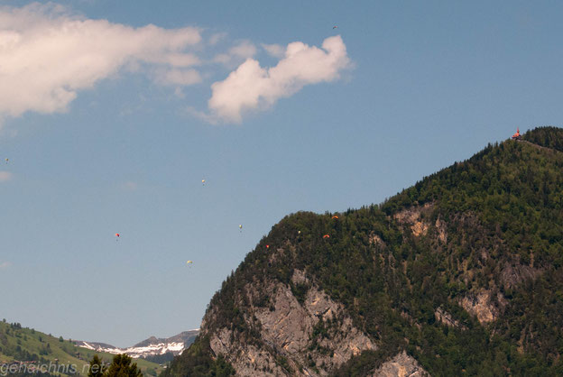 Über der Manorfarm am Ende des Sees drehen Gleitschirmflieger ihre Runden.