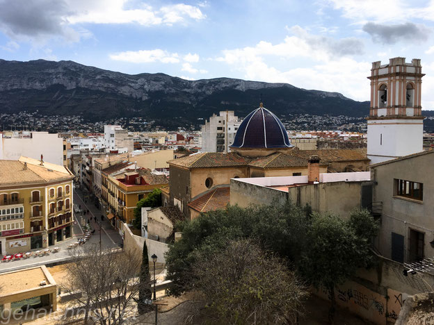 Blick von der Burg über die Stadt und auf den Hausberg Dénia Montgó