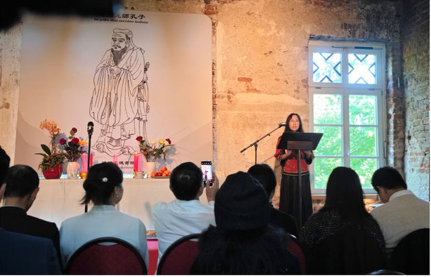 德国文德书院王莉院长以主祭人身份庄严宣读《2025年德国华人祭孔文》。该祭文由国学教育专家韩星教授撰写，并由王老师译成德文。