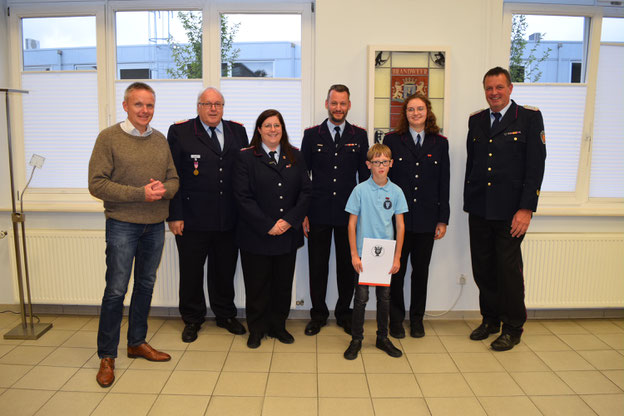 Fotobeschreibung von links nach rechts: Bürgermeister Dr. Volker Pannen Stadtbrandmeister Wilfried Baltruschat  Anna-Catharina Pitz 1. Vorsitzender Spielmannszug der FF Bad Bentheim e.V. Maik Vahle Lukas Möller Sofie Fischer Kreisbrandmeister Uwe Vernim. 