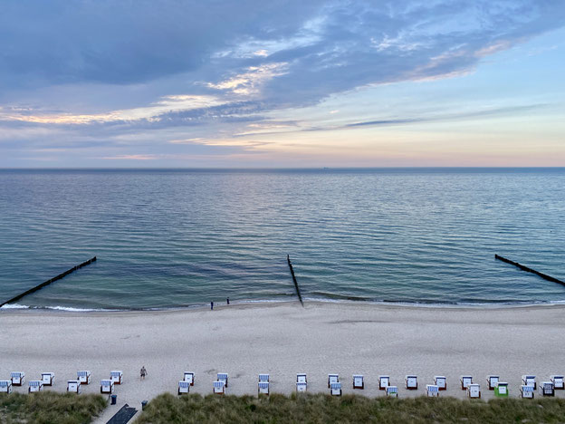 Das Kühlungsborn-Apartment liegt nur durch die Ostsee-Allee getrennt an der längsten Strandpromenade Deutschlands.