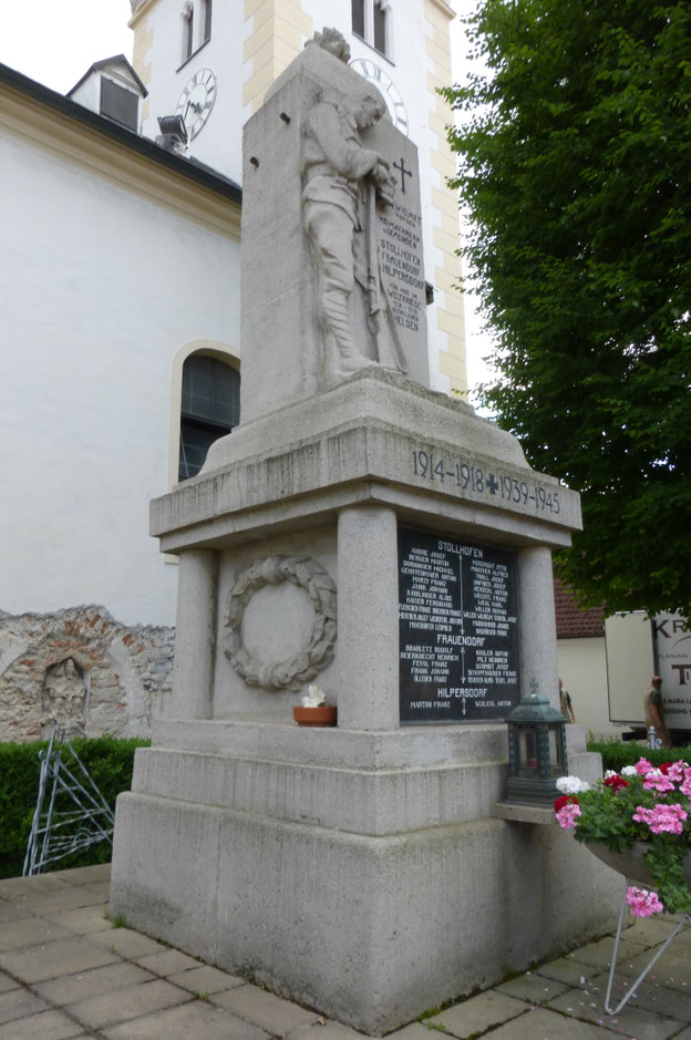 Das Kriegerdenkmal vor der Restaurierung.