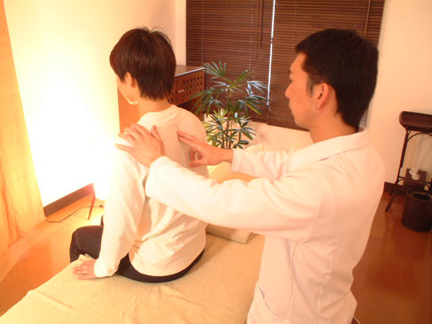 ＜胸椎部の触診風景＞