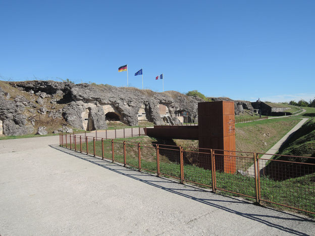 Fort Douaumont – vor 40 Jahren noch undenkbar: neben der Trikolore auch die Fahne der Bundesrepublik Deutschland.