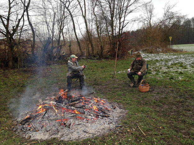 Arthur Grölz und Andreas Deeg mit Kaffee am fast abgebrannten Feuer.