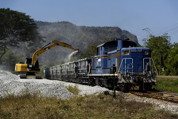 DD51 1137+ホッパ車8両 WangPho - KoMahaMongkol