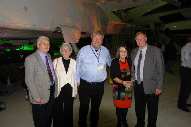 Jubiläumsfeier "25 Jahre Rührreibschweißen" während des 11. Internationalen FSW-Symposiums 2016 am TWI in Great Abington: Peter Temple-Smith (links), Stephan Kallee (Mitte), Wayne Thomas (rechts).