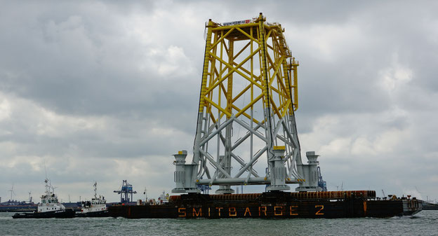 Transport einer Jacket-Plattform für das Offshore-Umspannwerk 'Borkum Riffgrund 2'