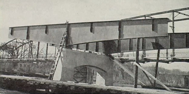 Erection of the  longitudinal  main girders over Pier 2 on 4 April 1949