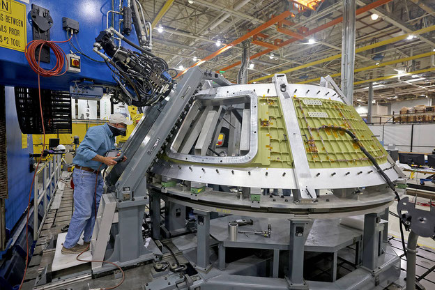 Techniker von Lockheed Martin stellten im Januar 2021 die erste Rührreibschweißung des Orion-Raumschiffs in NASA’s Michoud Assembly Facility in New Orleans fertig