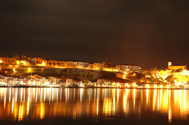 Mahon bei Nacht