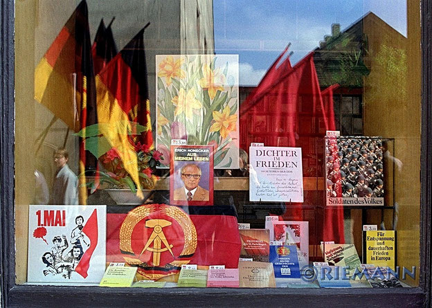 Schaufenster mit DDR-Fahnen, Bild von Erich Honecker und Plakat 1. Mai