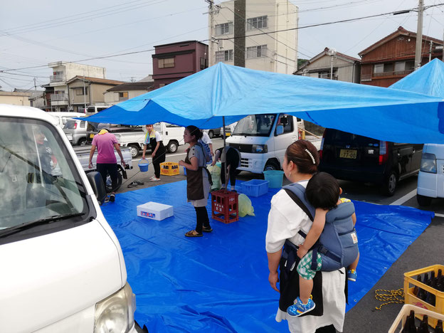 片付けをする女性たち。