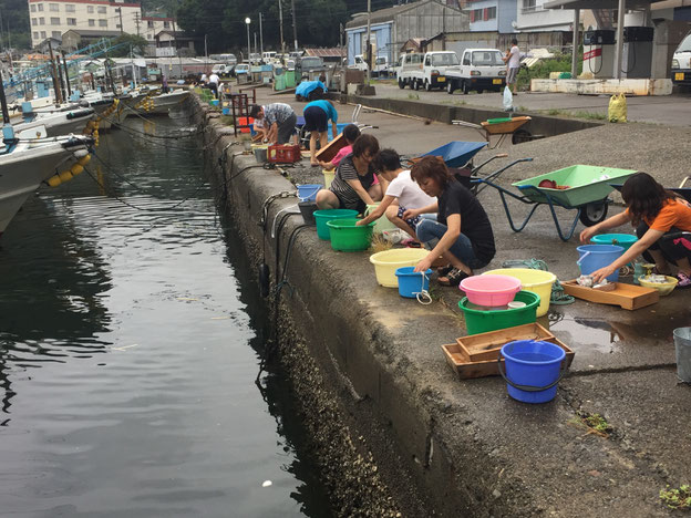 お供えに使ったものを海で洗う。