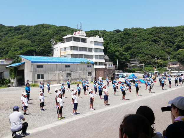 50人くらいの小学生による鼓笛パレードの様子。広場で整列して歌と演奏を聞かせてくれます。