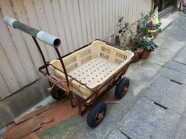 プラスチックのカゴがセットされたじんじろ車