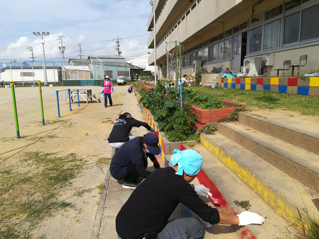 小学校のペンキ塗り