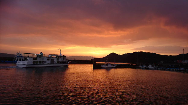 夕焼けと市営定期船