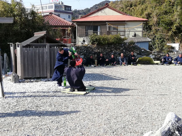 大杯でお神酒を飲む青年