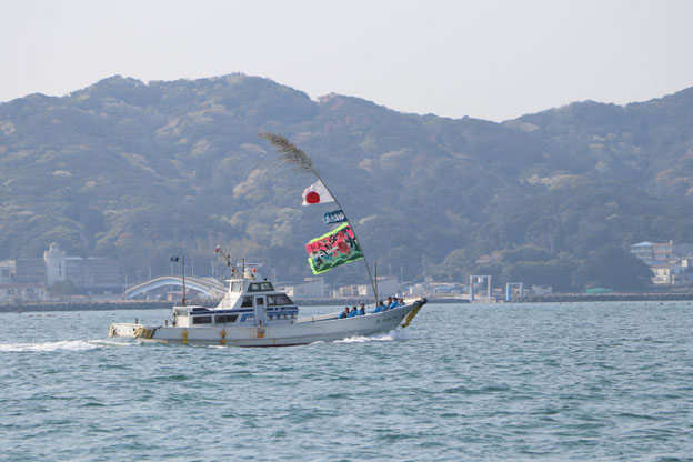 菅島の前を走るやはた丸