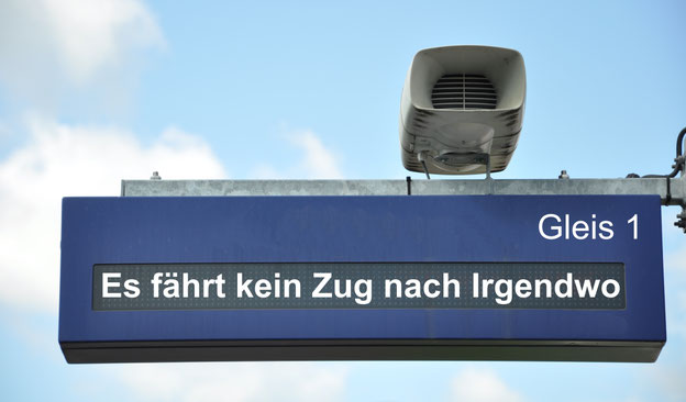 Bahnhofs-Anzeigetafel mit der Aufschrift: "Es fährt kein Zug nach Irgendwo"