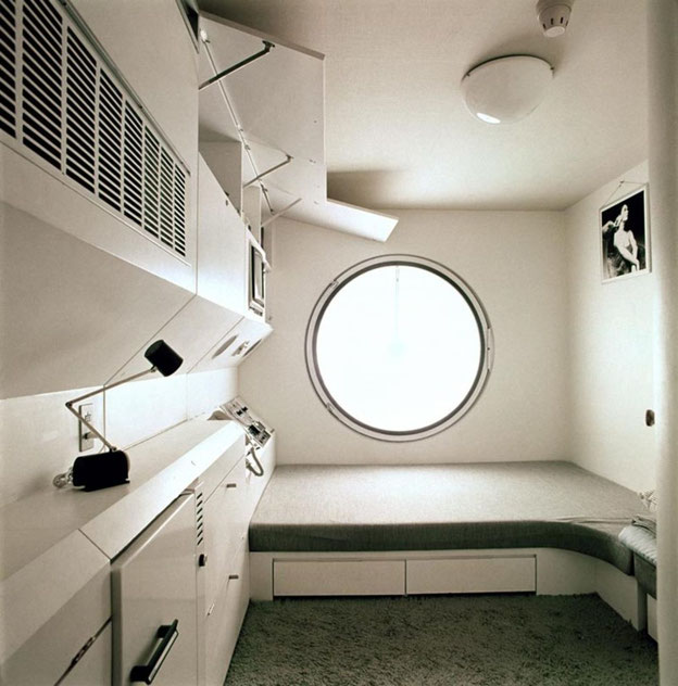Vista interior de una cápsula mostrando el cuidado interiorismo en el que predomina el color blanco con el fin de dar una sensación de limpieza y tranquilidad; aparte de ayudar a que el reducido espacio interior parezca más amplio