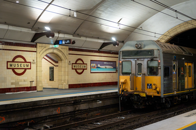 1926年開業のシドニー最古の地下駅 Museum駅。構内には当時の広告や駅名標がそのまま残っている。