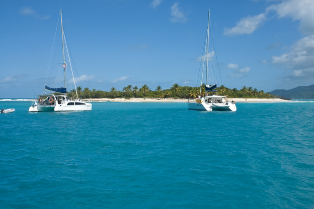 Sandy Cay mit 2 Katamarane davor bei Yacht-Urlaub