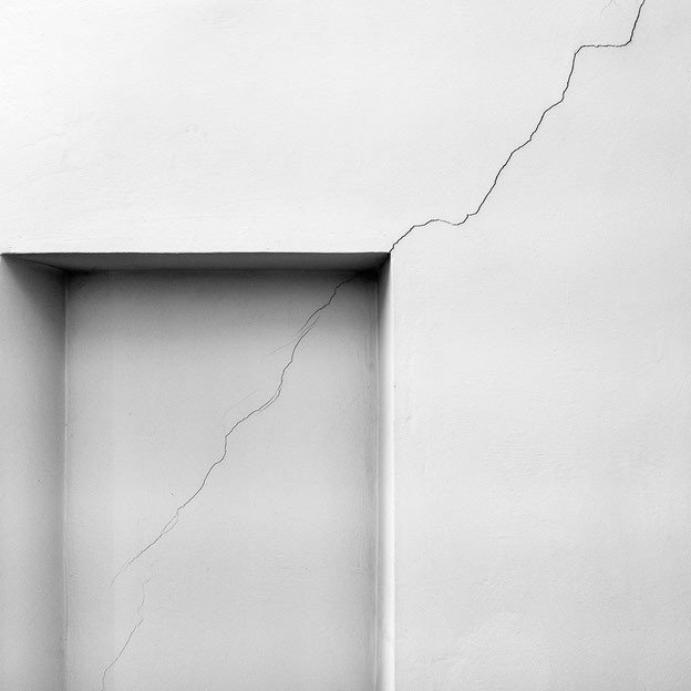 Dirk Obracay Perspektivwechsel Die Stadt von unten Looking up Photography Fotografie Schwarz-Weiss Altstadt Salzburg Weltkulturerbe World Heritage Dreifaltigkeitsgasse