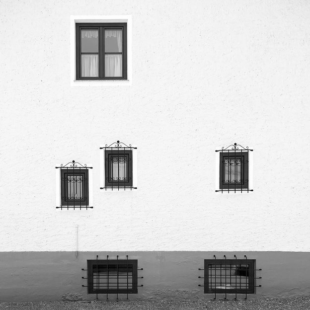Dirk Obracay Perspektivwechsel Die Stadt von unten Looking up Photography Fotografie Schwarz-Weiss Altstadt Salzburg Weltkulturerbe World Heritage Lederergasse