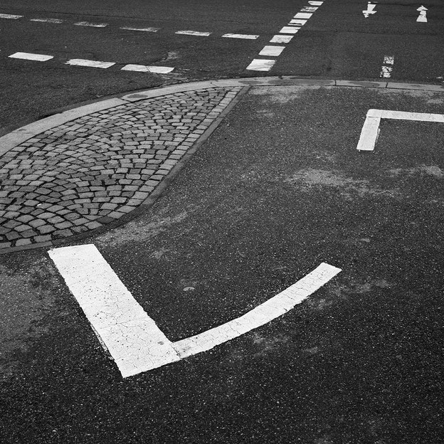 Dirk Obracay Perspektivwechsel Die Stadt von unten Looking up Photography Fotografie Schwarz-Weiss Altstadt Salzburg Weltkulturerbe World Heritage Döllerergässchen