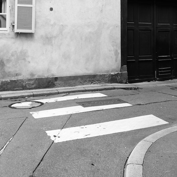 Dirk Obracay Perspektivwechsel Die Stadt von unten Looking up Photography Fotografie Schwarz-Weiss Altstadt Salzburg Weltkulturerbe World Heritage Dreifaltigkeitsgasse