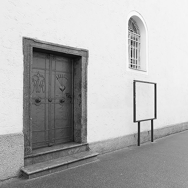Dirk Obracay Perspektivwechsel Die Stadt von unten Looking up Photography Fotografie Schwarz-Weiss Altstadt Salzburg Weltkulturerbe World Heritage Goldgasse