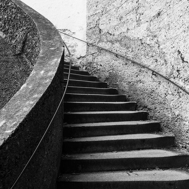 Dirk Obracay Perspektivwechsel Die Stadt von unten Looking up Photography Fotografie Schwarz-Weiss Altstadt Salzburg Weltkulturerbe World Heritage Königsgässchen