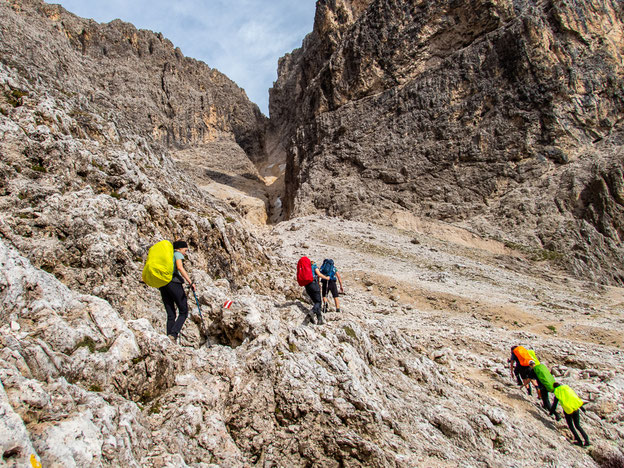 Wandergruppe im alpinen und unwegsamen Gelände der Dolomiten unterwegs