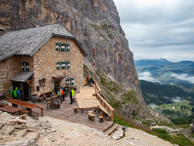 Wandergruppe vor der Langkofelhütte kurz vor dem Start der Dolomiten-Durchquerung