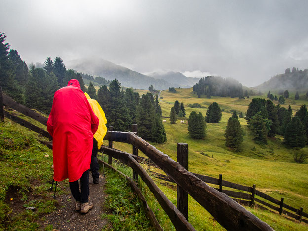 Wanderung durch nebelverhangene Almwiesen auf der Seiser Alm in den Dolomiten