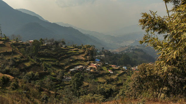 Nepal Landschaft mit Bergen, Tälern und weiter Natur im Himalaya