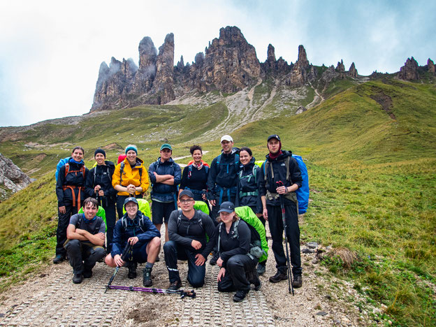 Wandergruppe beim Aufstieg zur Tierser Alpl mit Blick auf die Rosszähne
